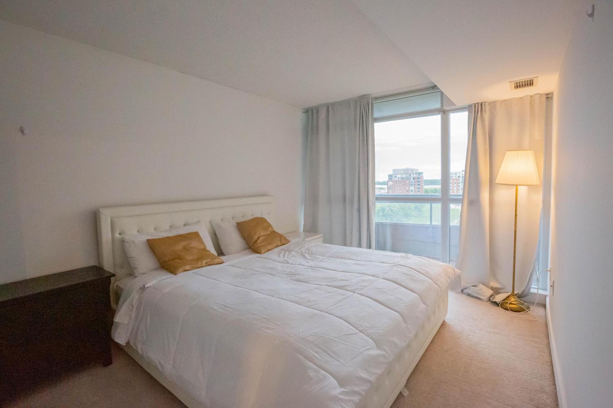 Cn Tower View Suite With Free Parking Торонто Екстериор снимка