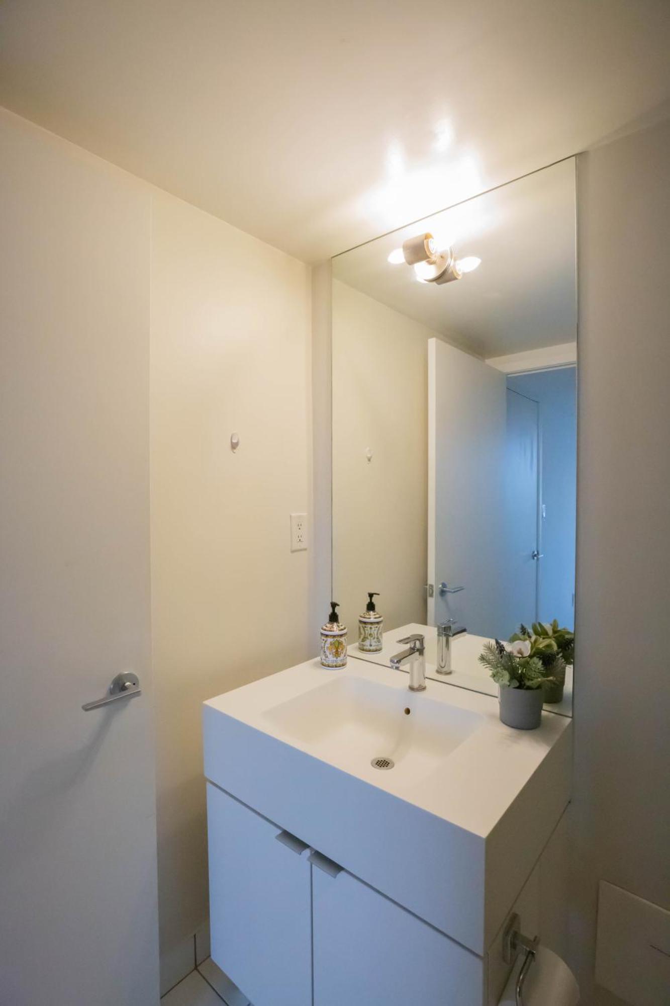 Cn Tower View Suite With Free Parking Торонто Екстериор снимка